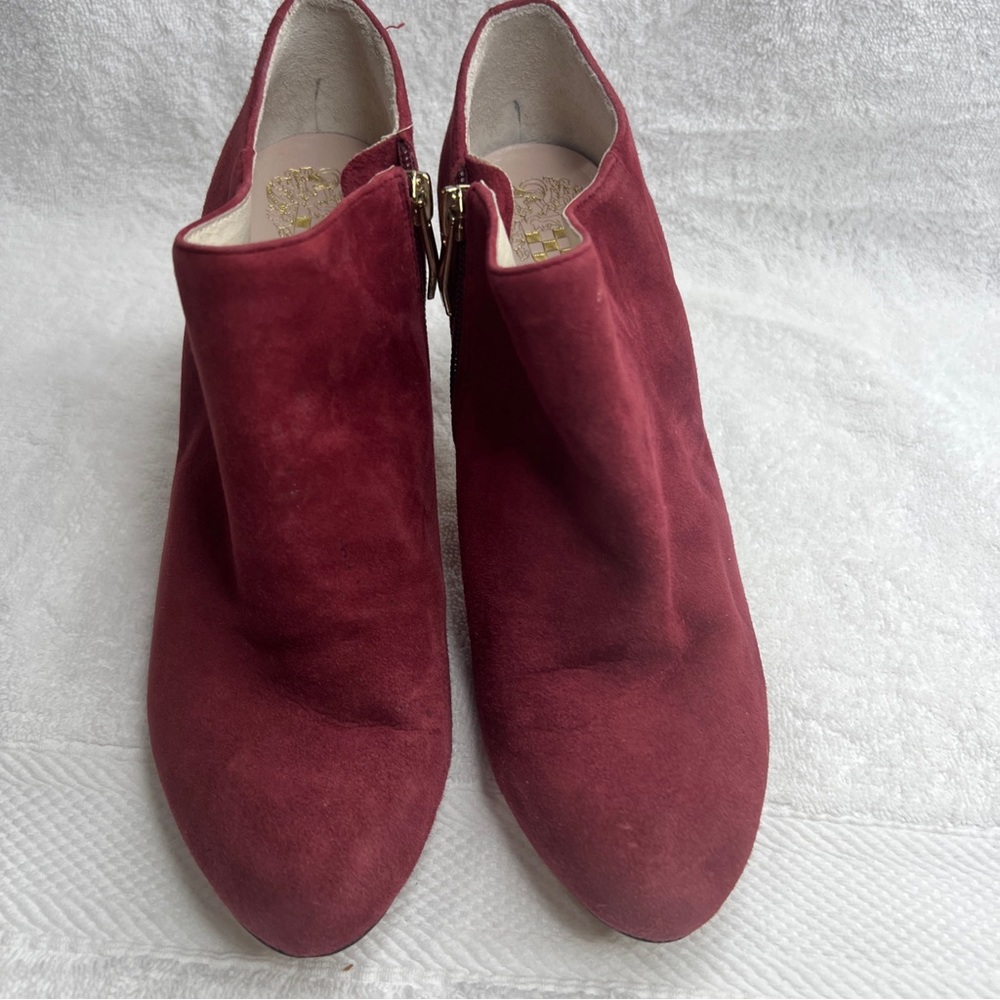 VINCE CAMUTO Ankle Boot Bootie Burgundy Size 8M Heels EuR 38 Side Zip